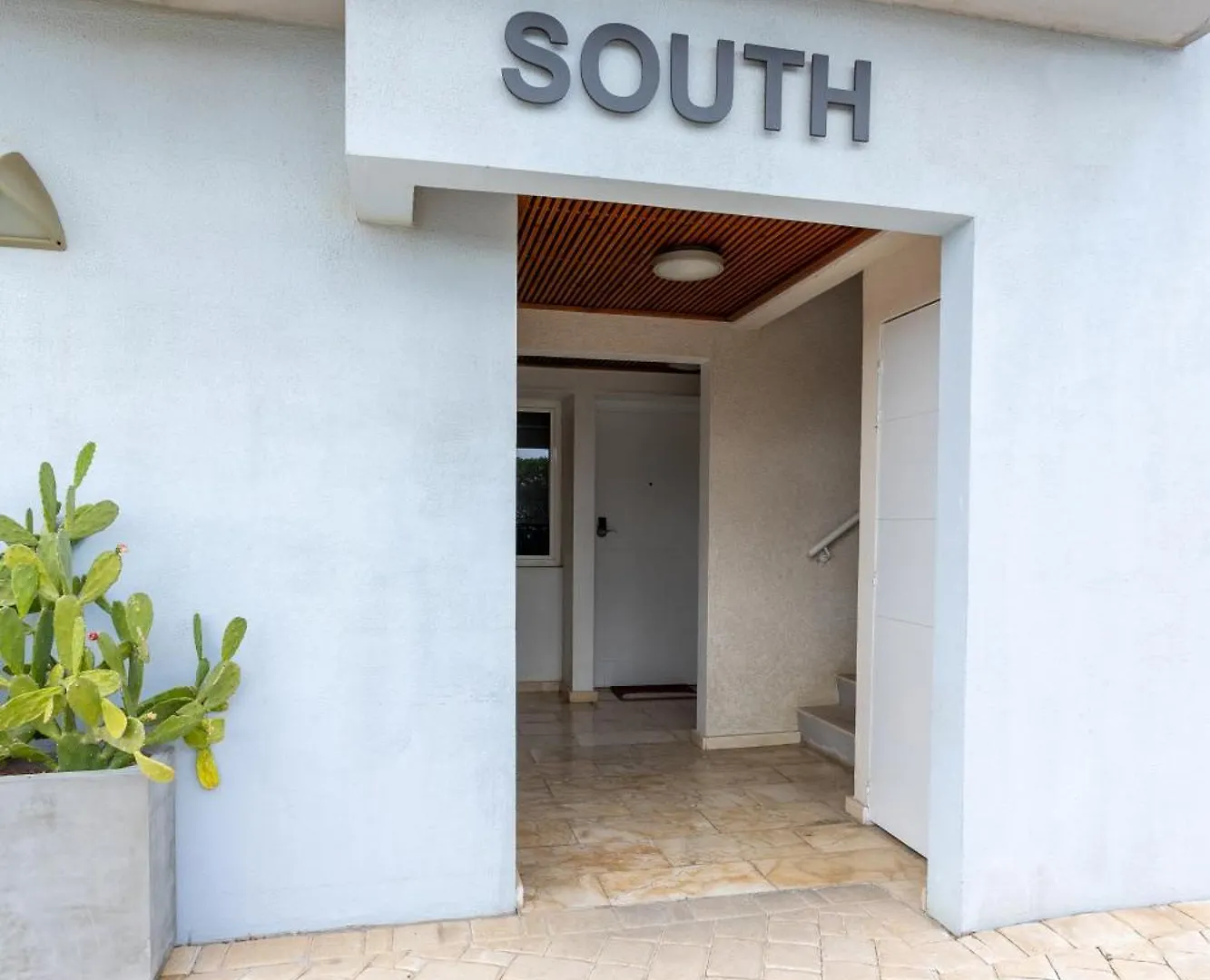 Modern Ground Level, 4 Bedroom Condo Palm Beach Apartman